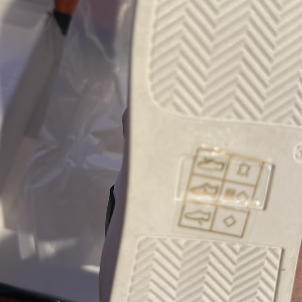 New Kurt Geiger White Leather Sneakers Size 2 - Picture 8 of 9